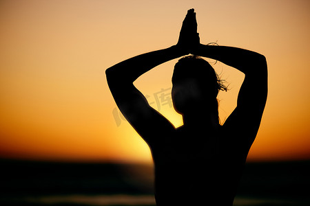 祈祷之手、冥想和妇女在户外日落时的剪影，以保持健康和健康。