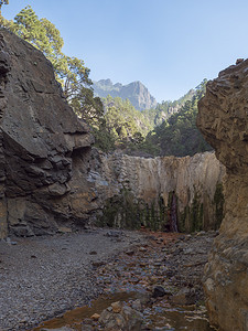 Cascada de Colores 小瀑布位于 Caldera de Taburiente 的火山口，几乎是干涸的瀑布，水流因矿泉水而色彩缤纷。