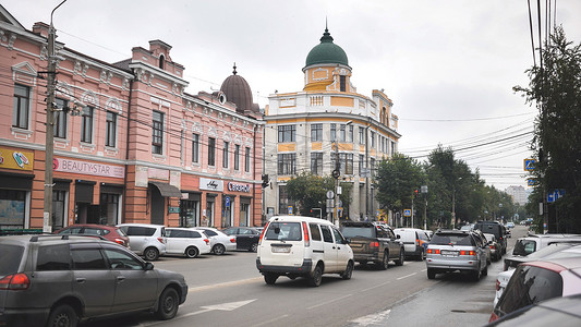 俄罗斯符拉迪沃斯托克 — 2021年8月9日：符拉迪沃斯托克的中央街道和城市建筑。