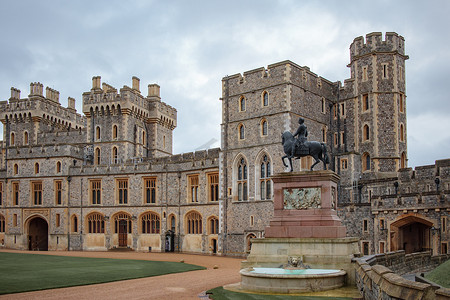 城堡摄影照片_2022年12月22日，英国温莎 — 温莎城堡外的雕像