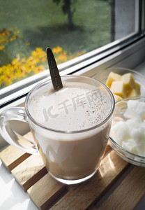 防弹咖啡：用奶油和椰子油打发的咖啡。
