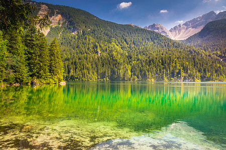 高山和田园诗般的托维尔湖，特伦蒂诺上阿迪杰，白云岩，意大利
