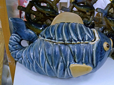 希腊艺术字摄影照片_来自希腊的蓝色鱼玩具纪念品，特写