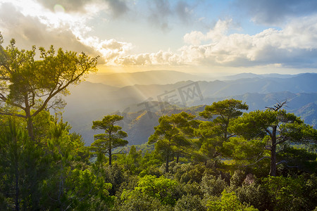 塞浦路斯日落时特罗多斯山的 Pano Platres 景观