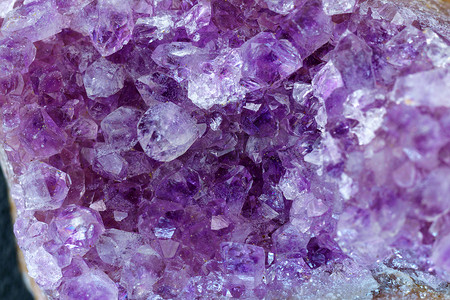 水晶石是一种矿物。