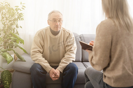 看护心理学家安慰美国老年人的心理健康、老年心理学、抑郁的老人与女性心理学家交谈、绝望的人、悲伤的情绪、老年人的担忧