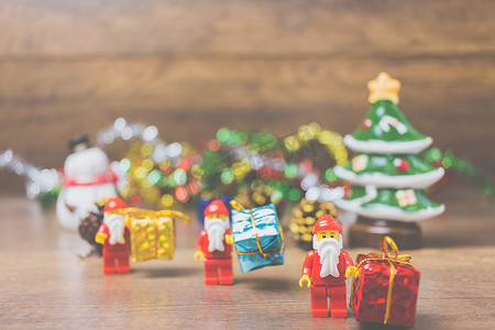 乐高圣诞老人 minifigure 与木制背景上的圣诞场景