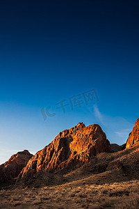 哈萨克斯坦旅游摄影照片_哈萨克斯坦阿拉木图地区伊犁河附近的日出岩石风景如画。