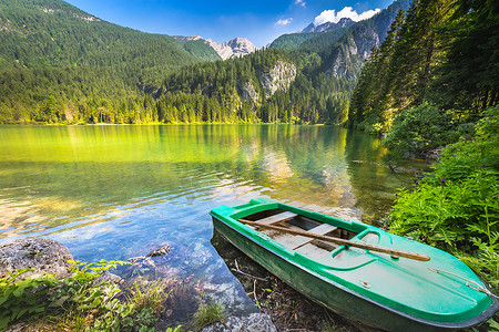 高山和田园诗般的托维尔湖，特伦蒂诺上阿迪杰，白云岩，意大利
