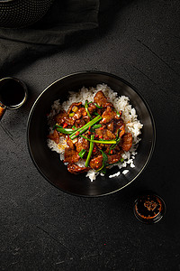 亚洲煮熟的牛肉用葱和米