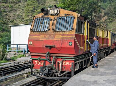 月轨摄影照片_Barog，喜马偕尔邦，印度 — 2015 年 4 月 12 日：窄轨 Kalka 至 Shimla Shivalik Deluxe 特快列车在 Barog 停靠