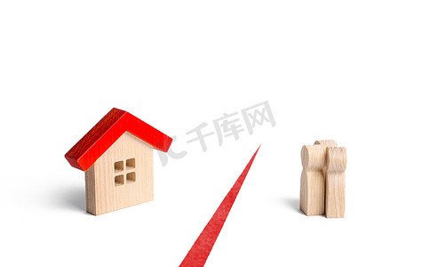 人和房子的数字被一条红线隔开。