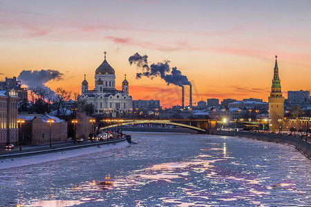 基督救世主大教堂，莫斯科河，莫斯科克里姆林宫塔在寒冷的冬天日落。