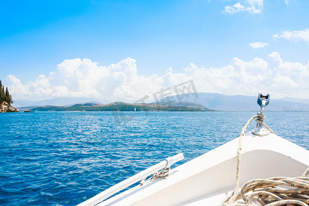 暑假在蓝色的地中海航行的船弓。
