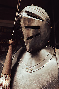古代矛摄影照片_意大利托斯卡纳带 s 矛的中世纪盔甲