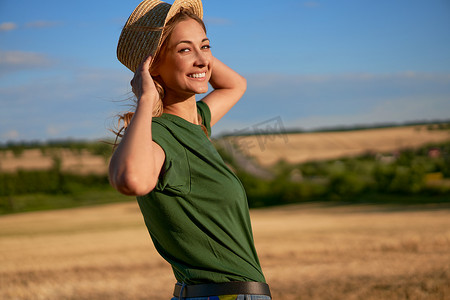 女农草帽站在农田微笑 女农学家专家农业综合企业快乐积极的白人工人农业
