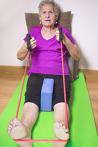 老年妇女弹力带康复训练