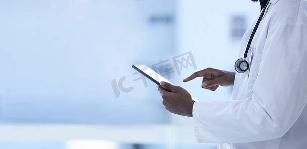 使用模型摄影照片_模型、手和医生在医院使用平板电脑、医疗保健或未来远程医疗。