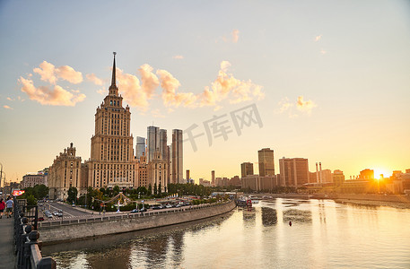 记忆中2022摄影照片_俄罗斯莫斯科 — 2022年7月30日：乌克兰酒店、莫斯科市商业中心和莫斯科河的景观