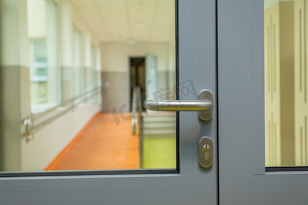 挡板摄影照片_带玻璃的封闭式铝门固定在走廊上。