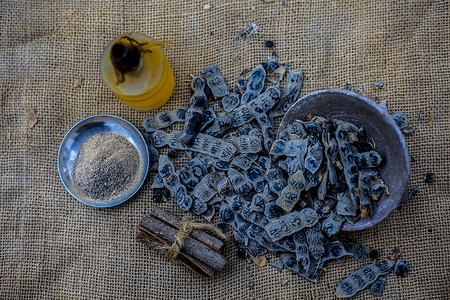 阿育吠陀 babool 牙膏在麻袋表面的成分是肉桂棒、精油、小苏打和 babool 粉。