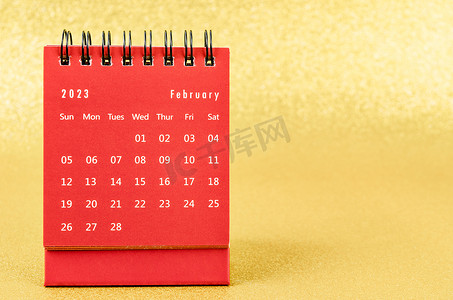 2023 年 2 月红色月度台历 2023 年金色背景。