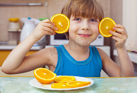 男孩吃橙子