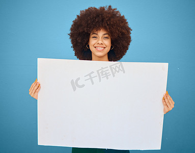 创意广告海报摄影照片_广告、模型和带有海报的女性，用于在蓝色工作室背景下进行营销、创意业务和品牌推广。