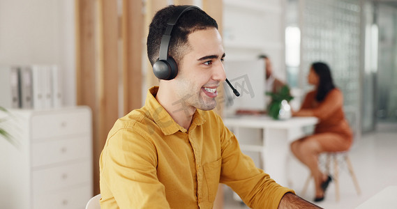 联系我们、呼叫中心和 CRM、现代办公室电脑前的人员、带耳机和微笑的客户服务代理。