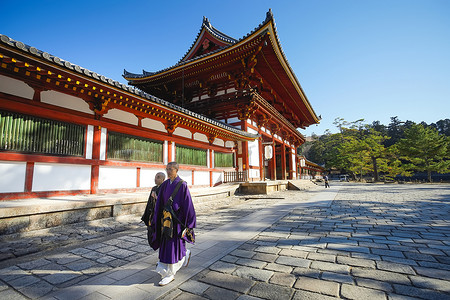 奈良摄影照片_奈良东大寺的日本僧侣。
