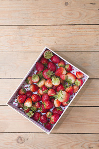礼盒绿色摄影照片_礼盒中的新鲜草莓