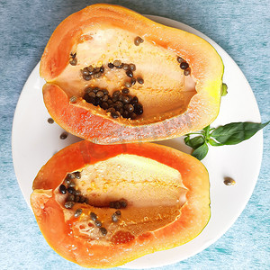 橙色新鲜木瓜切成两半，白色背景保存，富含纤维 维生素 C 和抗氧化剂 增强免疫力 对糖尿病患者和眼睛有益