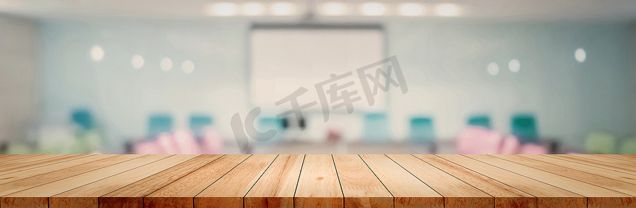 学生打扫教室摄影照片_模糊学生 stu 上的全景空干净木柜台桌面