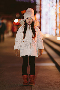 冬天晚上在大城市里可爱害怕迷路的小女孩