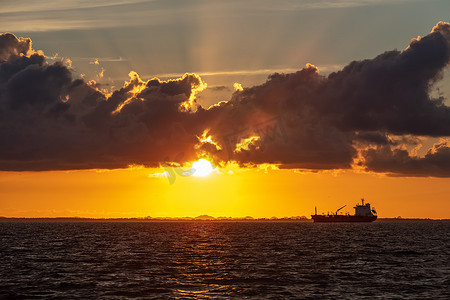 日落时在伯利兹海岸航行的油轮。
