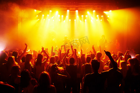 摇滚手、音乐会和音乐节与人群红色迪斯科灯为能量、黑暗和 gen z 迷幻舞蹈、庆典和派对。