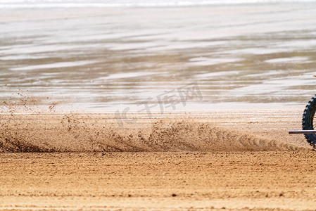 赛车摩托车上的模糊沙子