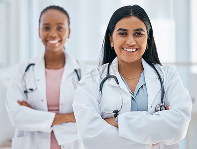 领导、团队合作和女医生在医院合作，为医疗创新感到自豪、快乐和兴奋。