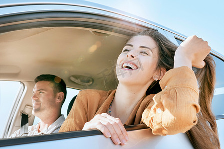情侣、公路旅行和微笑在路上的车窗外，用于驾车、交通或夏季冒险。
