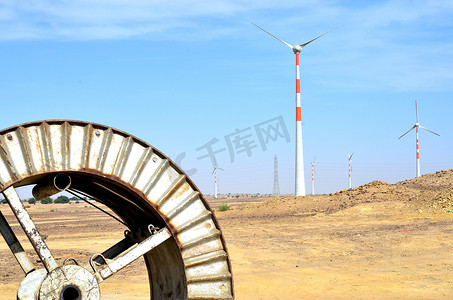 从印度拉贾斯坦邦斋沙默尔前往萨姆沙丘（塔尔沙漠）的路上，风车背景下的风车。 