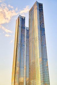 俄罗斯莫斯科 — 2022 年 7 月 30 日：首都大厦 — 莫斯科国际商业中心附近的三座住宅摩天大楼