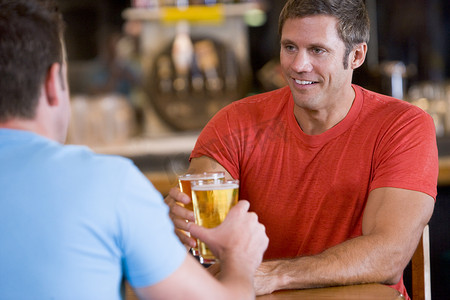 两个男人一起喝啤酒