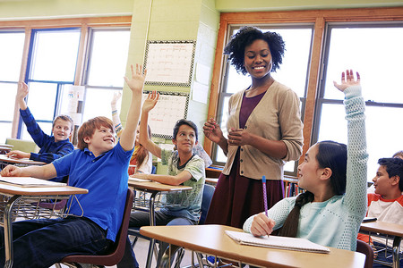 学校、导师和学生举手提出或回答学习的学术问题。