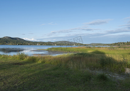 诺威摄影照片_查看瑞典西诺兰地区 ornskoldsvik 市的 Sjalevadsfjarden 湖。
