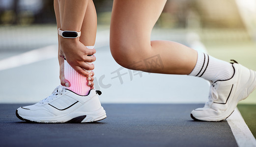 身体疼痛摄影照片_在公园进行健康健身锻炼或运动生活方式训练时，女性、脚踝疼痛和健身损伤。