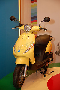 在帕赛举行的第 8 届马尼拉国际车展上的 Piaggio 踏板车，