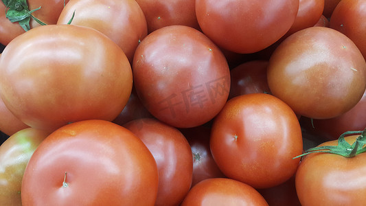 市场上出售的红篮子里的红西红柿