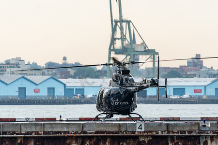 停机摄影照片_美国纽约市 — 2022年9月19日，一架直升机站在东部的直升机停机坪上