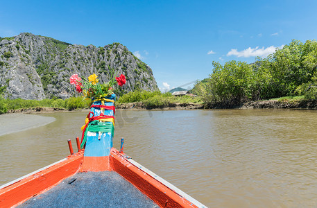 pr摄影照片_Khao Dang 运河上的渔船和 Pr 的岩石或石山
