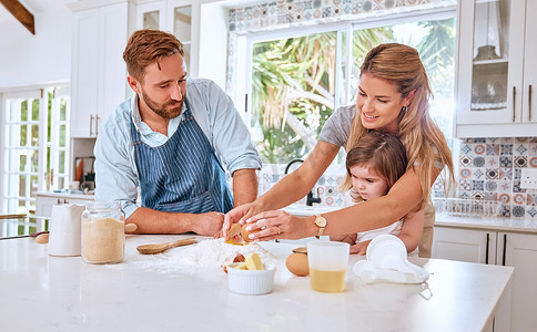 烘焙、孩子和父母教孩子在房子的厨房里烘焙。